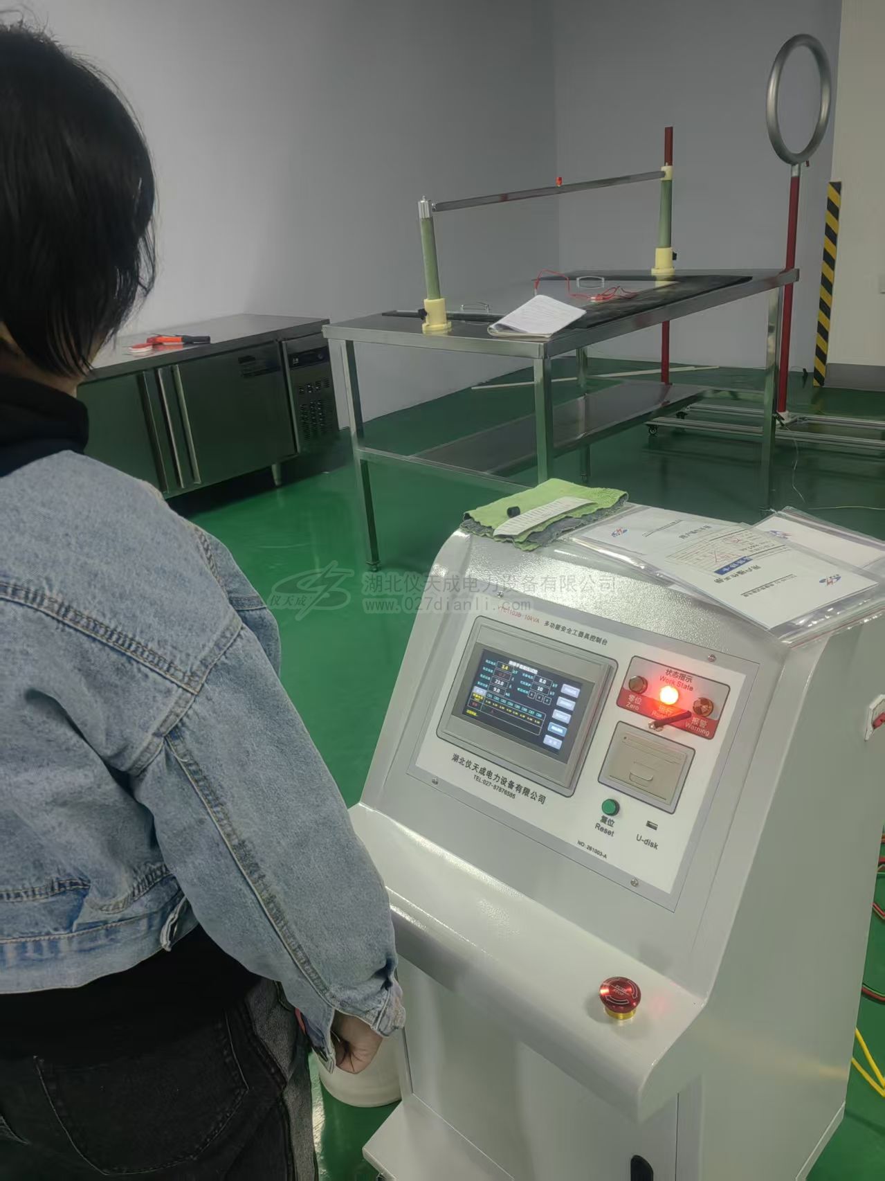 给山东客户做绝缘靴等安全工器具的试验指导